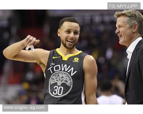 库里赞维金斯为勇士队传奇他的微笑传递团队精神与友谊